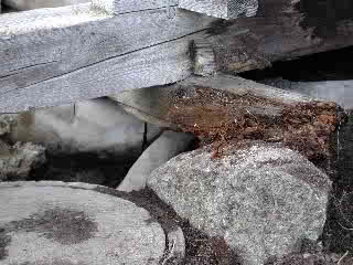 Der Trägerbalken beim Brunnen