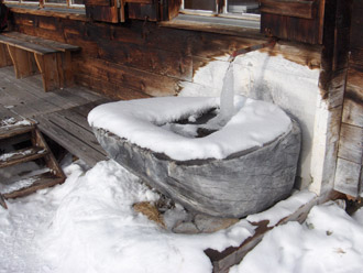 Brunnen vor dem Haus