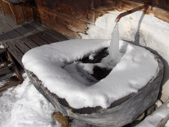 Brunnen vor dem Haus